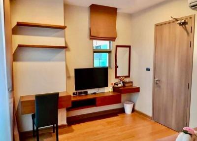 Cozy living room with modern furniture and ample shelving