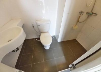 Compact bathroom with toilet and bidet
