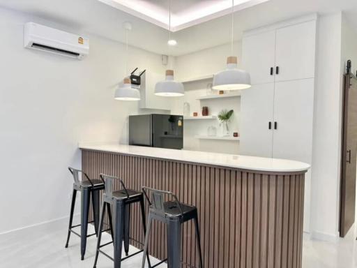 Modern kitchen with breakfast bar and pendant lighting