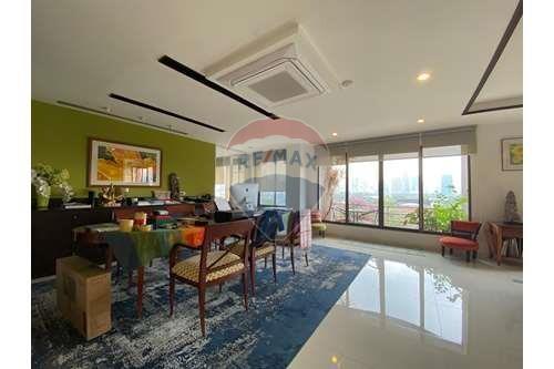 3 bed near Lumpini Park antique furniture