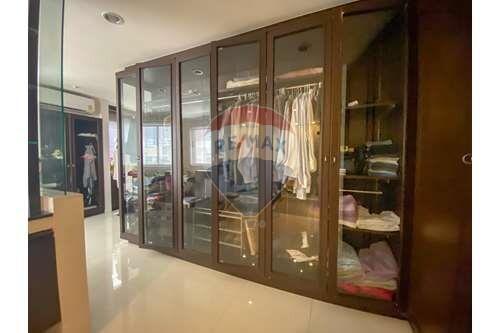 3 bed near Lumpini Park antique furniture