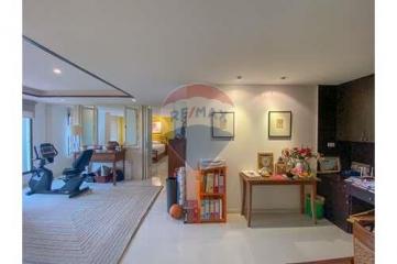 3 bed near Lumpini Park antique furniture