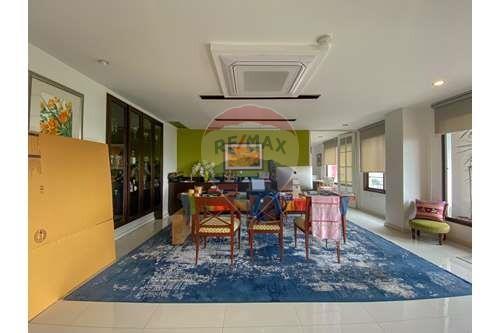 3 bed near Lumpini Park antique furniture