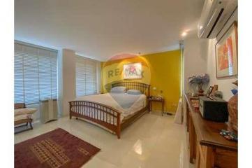 3 bed near Lumpini Park antique furniture