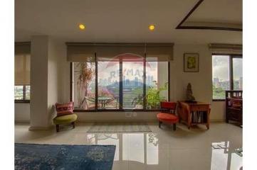 3 bed near Lumpini Park antique furniture