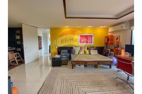 3 bed near Lumpini Park antique furniture