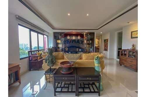 3 bed near Lumpini Park antique furniture