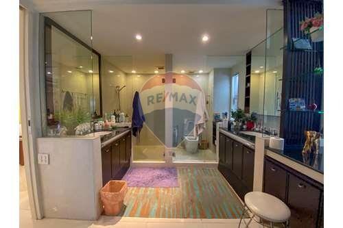 3 bed near Lumpini Park antique furniture