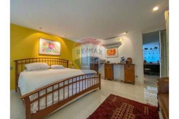 3 bed near Lumpini Park antique furniture