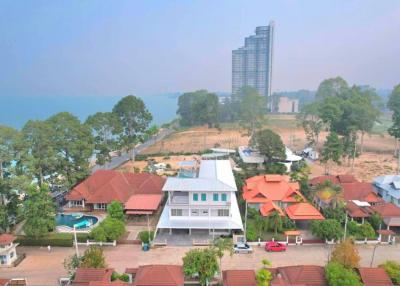 New 3-storey villa with sky pool