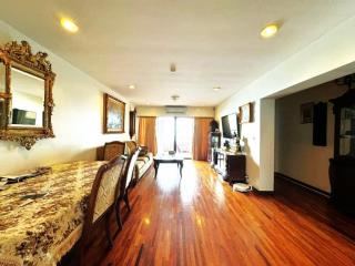 Large 3 bedroom condo in exclusive area for sale
