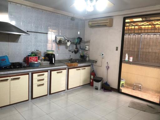 5-bedroom townhouse & commercial for sale on Sutthisan - Huai Kwang
