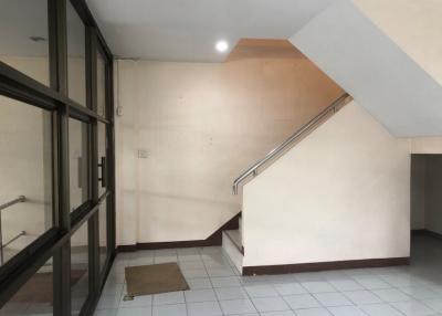 5-bedroom townhouse & commercial for sale on Sutthisan - Huai Kwang