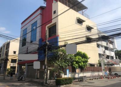 5-bedroom townhouse & commercial for sale on Sutthisan - Huai Kwang