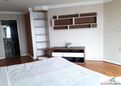 Waterford Diamond  Modern Two Bedroom Condo for Rent Near BTS Phrom Phong