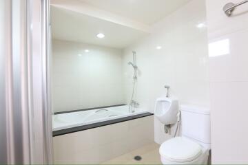 Baan Sukhumvit 14 - Large Three Bedroom with Convenient Location in Asok