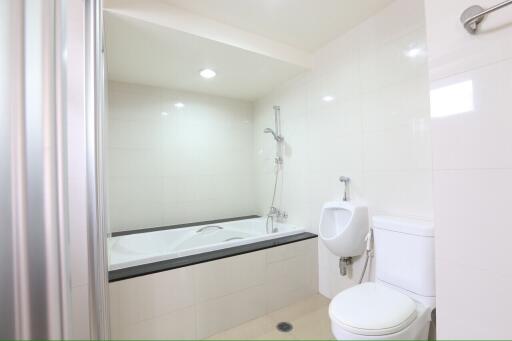 Baan Sukhumvit 14 - Large Three Bedroom with Convenient Location in Asok