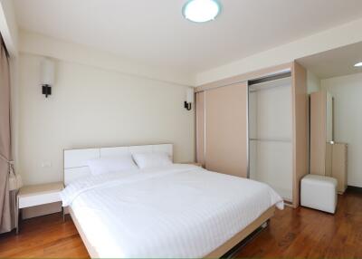 Baan Sukhumvit 14 - Large Three Bedroom with Convenient Location in Asok