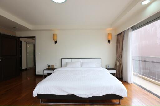 Baan Sukhumvit 14 - Large Three Bedroom with Convenient Location in Asok