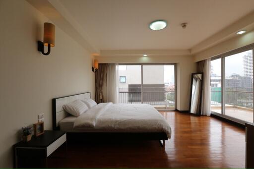 Baan Sukhumvit 14 - Large Three Bedroom with Convenient Location in Asok