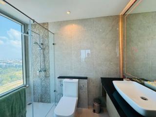 Modern bathroom with city view