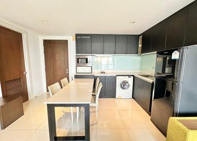 Modern kitchen with open plan, equipped with appliances and dining area