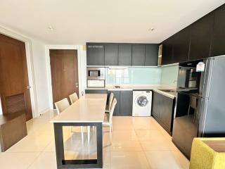 Modern kitchen with open plan, equipped with appliances and dining area