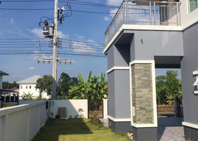 3 Bedrooms 2 storey house for rent in San Kampaeng