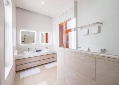 Bright and modern bathroom with double vanity and large mirror