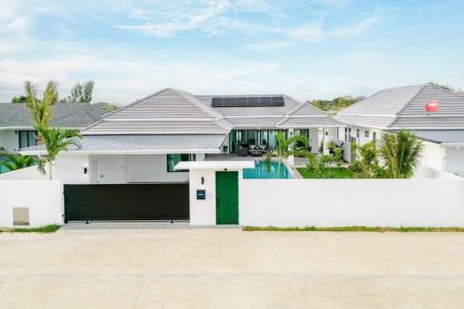 Exterior view of a modern house with swimming pool