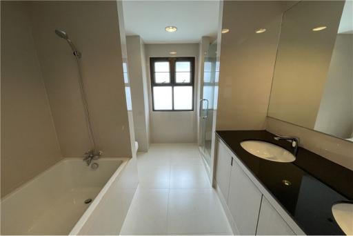 Spacious 4 bedrooms in Sathorn For rent.