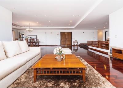 Luxury 4 bedrooms in Sathorn / Yen Akat area for rent.