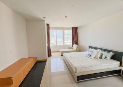 Exquisite 2-bedroom condo with seaview