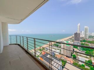 Exquisite 2-bedroom condo with seaview