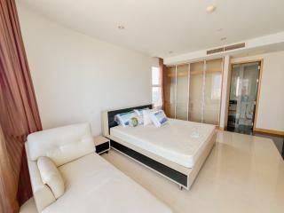 Exquisite 2-bedroom condo with seaview