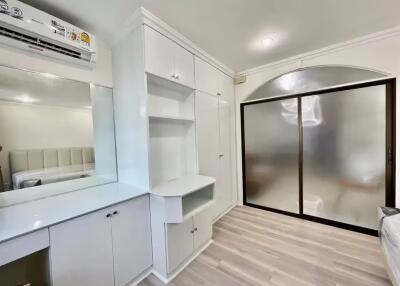 1 Bedroom Condo