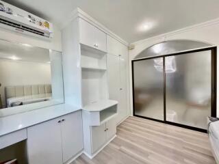 1 Bedroom Condo