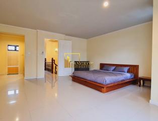 Baan Chicha Castle  Pet Friendly 3 Bedroom Townhouse in Phrom Phong