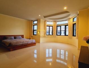 Baan Chicha Castle  Pet Friendly 3 Bedroom Townhouse in Phrom Phong