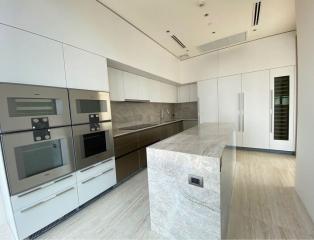 Scope Langsuan  Ultra Luxury 3 Bedroom Property in Desirable Area