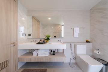 Modern bathroom with double vanity and wall-mounted mirror