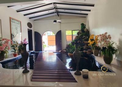 Spacious and airy living room with indoor garden and natural light