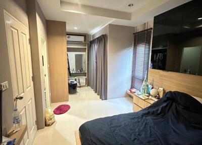 Spacious bedroom with adjoining en suite and modern design