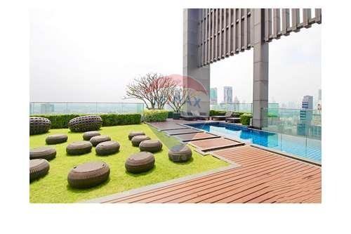 Ideal location for urban living at Prime Phathumwan Condo.