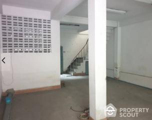 Commercial for Sale in Si Lom