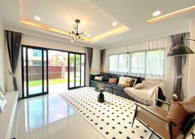 4 Bedrooms Villa / Single House in The Lake Huay Yai H011676