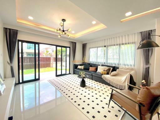 4 Bedrooms Villa / Single House in The Lake Huay Yai H011676