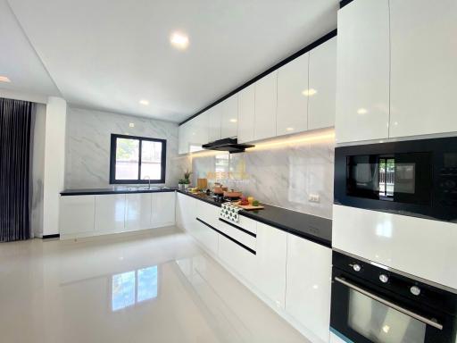 4 Bedrooms Villa / Single House in The Lake Huay Yai H011676