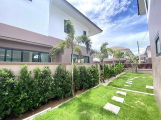 4 Bedrooms Villa / Single House in The Lake Huay Yai H011676