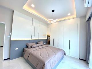 4 Bedrooms Villa / Single House in The Lake Huay Yai H011676